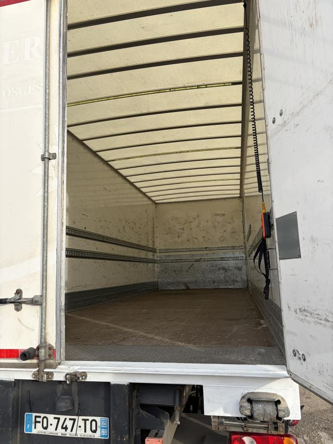 DAF LF 210 - Camión caja cerrada: foto 2 DAF LF 210 - Camión caja cerrada: foto 2