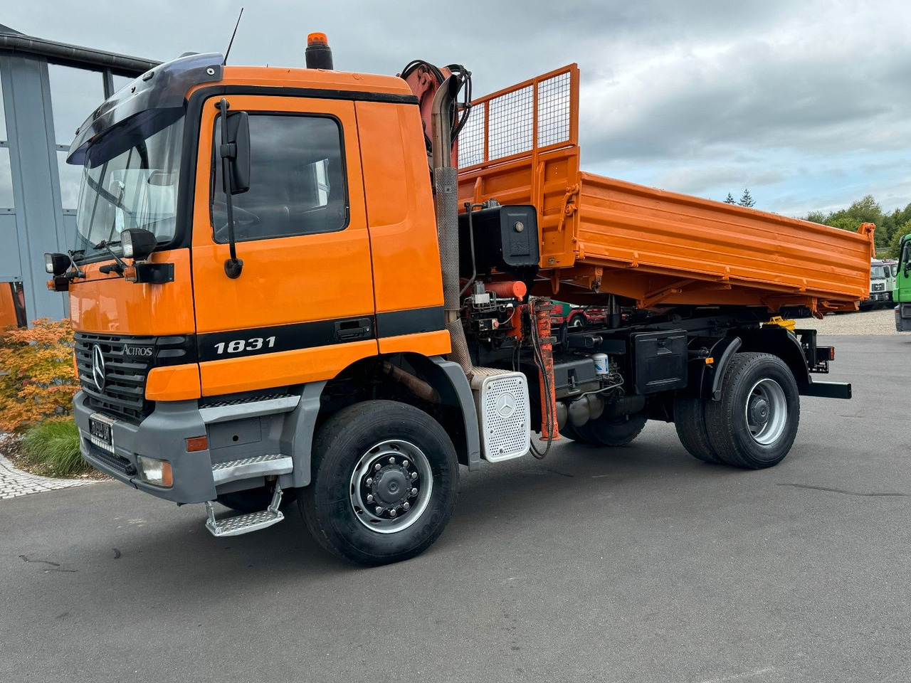 Mercedes-Benz Actros 1831 4x4 Kipper - Kran- Kupplung- Blattfe - Camión volquete, Camión grúa: foto 1 Mercedes-Benz Actros 1831 4x4 Kipper - Kran- Kupplung- Blattfe - Camión volquete, Camión grúa: foto 1