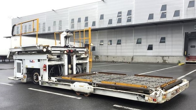 Lower Deck Loader FMC Commander 15 Wide - Cargadora de contenedores/ Palets: foto 3 Lower Deck Loader FMC Commander 15 Wide - Cargadora de contenedores/ Palets: foto 3