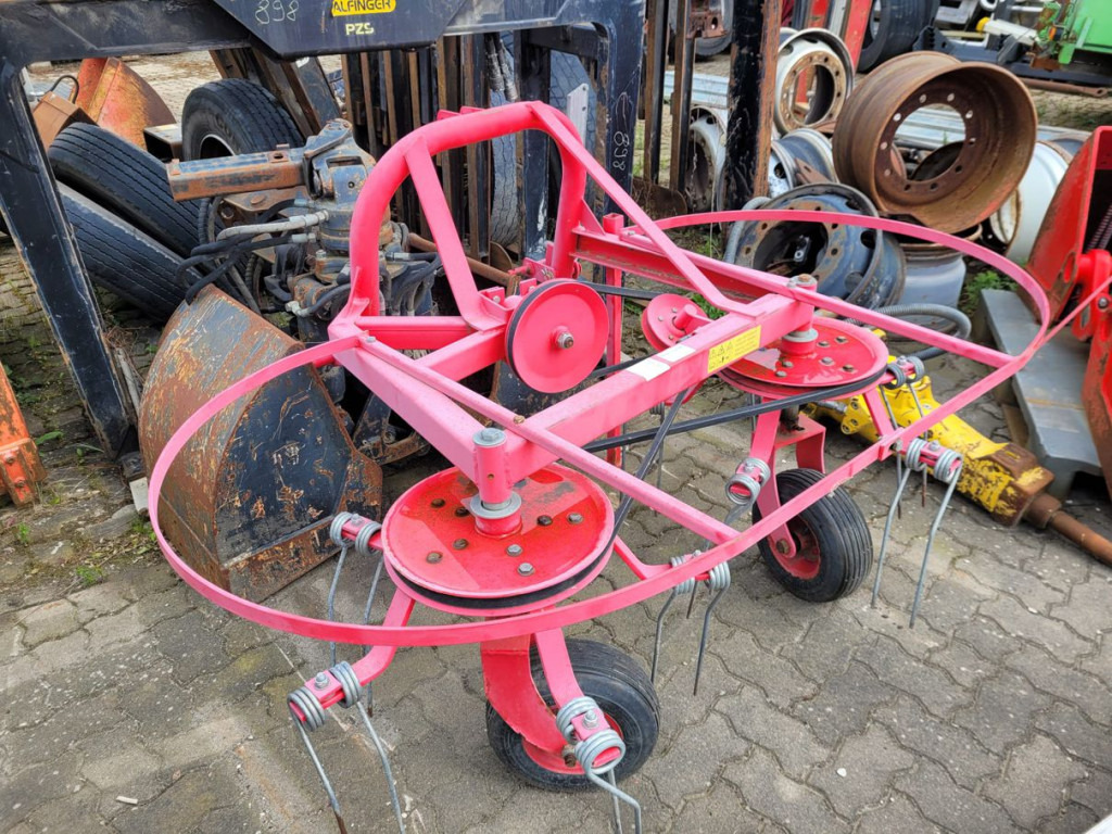 KUBOTA Trecker 1400 Diverse mit Zapfwelle am Heck und Heuwender - Mini tractor: foto 2 KUBOTA Trecker 1400 Diverse mit Zapfwelle am Heck und Heuwender - Mini tractor: foto 2