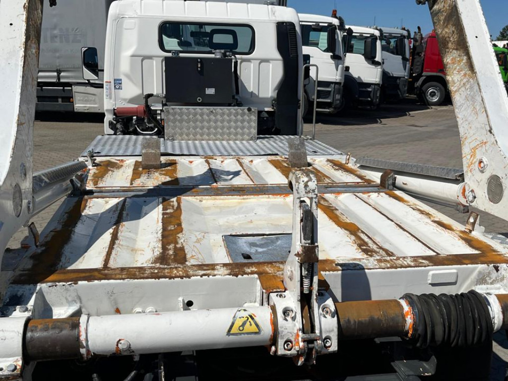 MITSUBISHI (J) Canter Fuso 7C18 Absetzkipper Tele verbreiterbar - Camión portacontenedor de cadenas: foto 4 MITSUBISHI (J) Canter Fuso 7C18 Absetzkipper Tele verbreiterbar - Camión portacontenedor de cadenas: foto 4