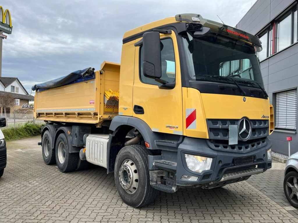 Mercedes-Benz Arocs 2643 K 6x4 3-Achs Kipper Blatt/Blatt, AP A - Camión volquete: foto 2 Mercedes-Benz Arocs 2643 K 6x4 3-Achs Kipper Blatt/Blatt, AP A - Camión volquete: foto 2