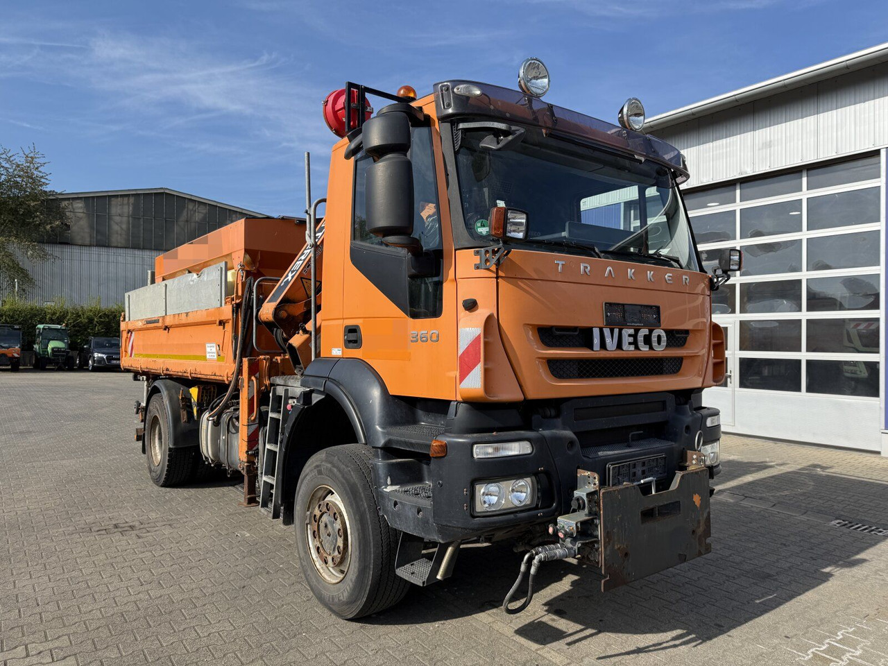 Iveco TRAKKER Kipper Kran TEREX 85.2 Salzstreuer - Camión grúa: foto 1 Iveco TRAKKER Kipper Kran TEREX 85.2 Salzstreuer - Camión grúa: foto 1