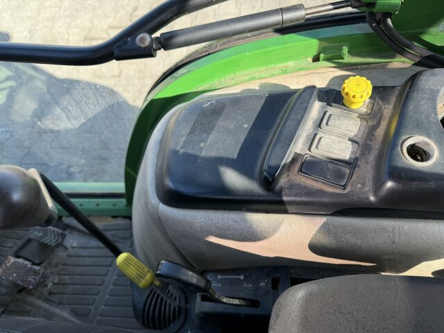John Deere 3520 Kommunaltrak. Frontkraftheber Kuppeldreieck - Tractor municipal: foto 5 John Deere 3520 Kommunaltrak. Frontkraftheber Kuppeldreieck - Tractor municipal: foto 5