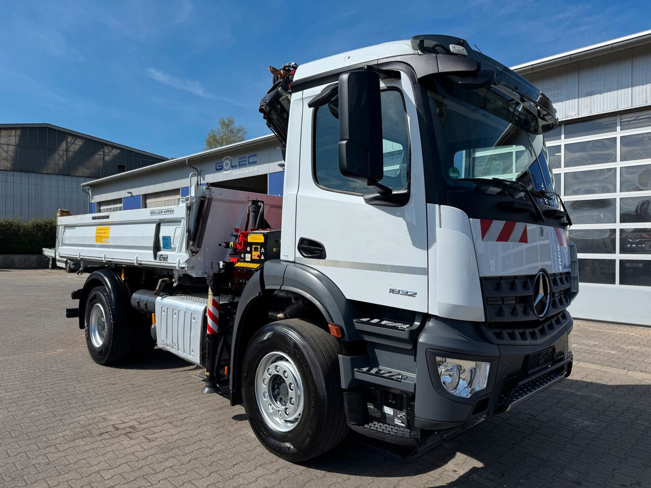 Mercedes-Benz AROCS 1832 4x2 Euro 6 Kipper Kran FASSI F120FB - Camión volquete, Camión grúa: foto 1 Mercedes-Benz AROCS 1832 4x2 Euro 6 Kipper Kran FASSI F120FB - Camión volquete, Camión grúa: foto 1