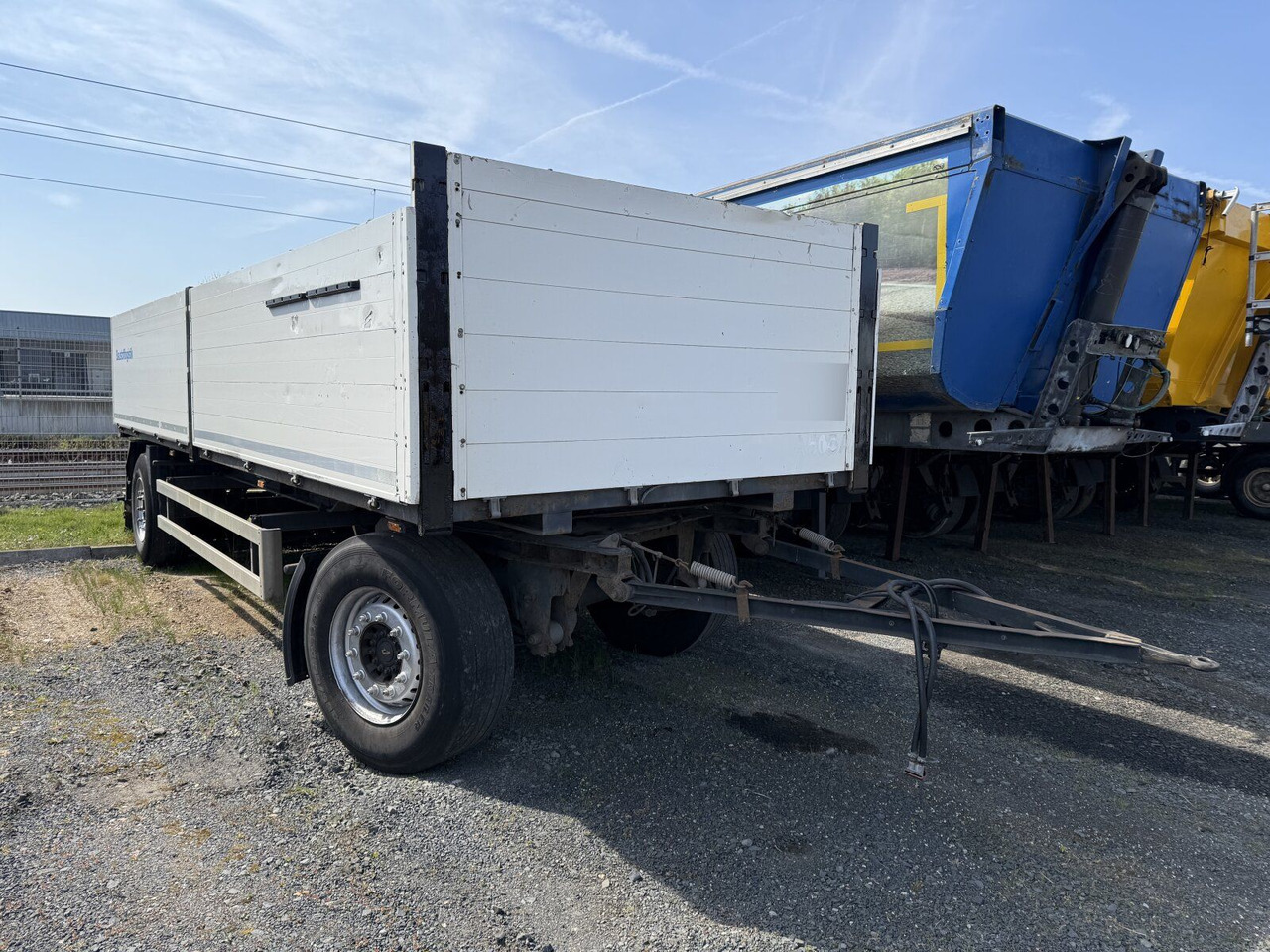Schmitz Cargobull Gotha AFG 18 BS Baustoffanhänger 2 Achse - Remolque plataforma/ Caja abierta: foto 1 Schmitz Cargobull Gotha AFG 18 BS Baustoffanhänger 2 Achse - Remolque plataforma/ Caja abierta: foto 1