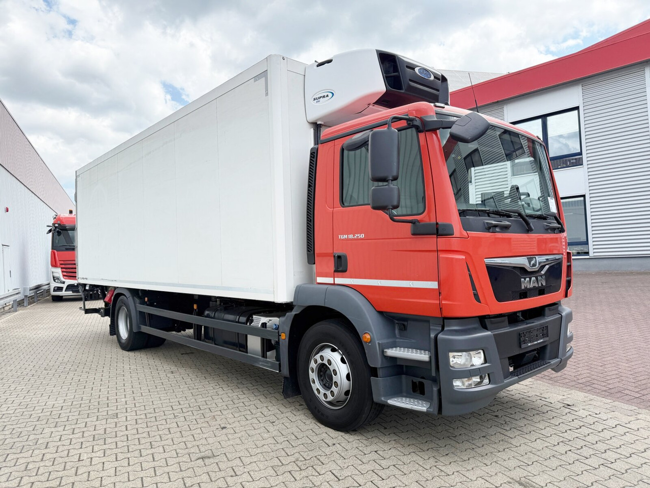Camión MAN TGM 18.250 4x2 LL TGM 18.250 4x2 LL, Kühlkoffer, Carrier, Trennwand, LBW BÄR: foto 9