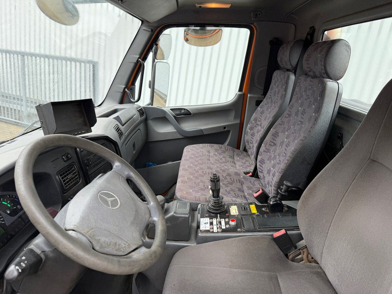 Unimog U 20 4x4 U 20 4x4, Kipper, Zapfwelle, Winterdienstausstattung, 2x AHK - Furgoneta: foto 4 Unimog U 20 4x4 U 20 4x4, Kipper, Zapfwelle, Winterdienstausstattung, 2x AHK - Furgoneta: foto 4