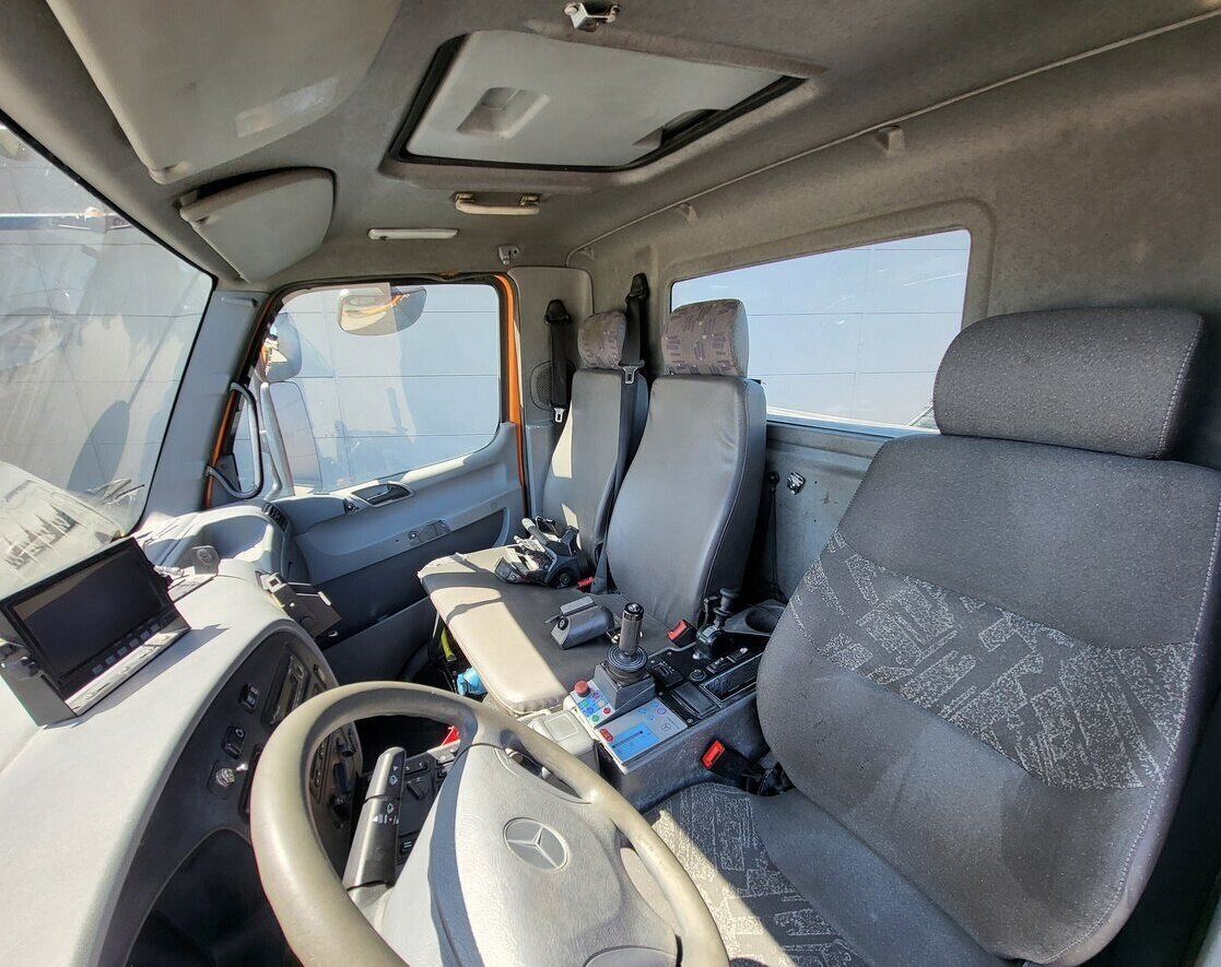 Unimog U 20 4x4 U 20 4x4, Zapfwelle, Kran Hiab 022D-3 HiDuo, Funk - Furgoneta: foto 2 Unimog U 20 4x4 U 20 4x4, Zapfwelle, Kran Hiab 022D-3 HiDuo, Funk - Furgoneta: foto 2