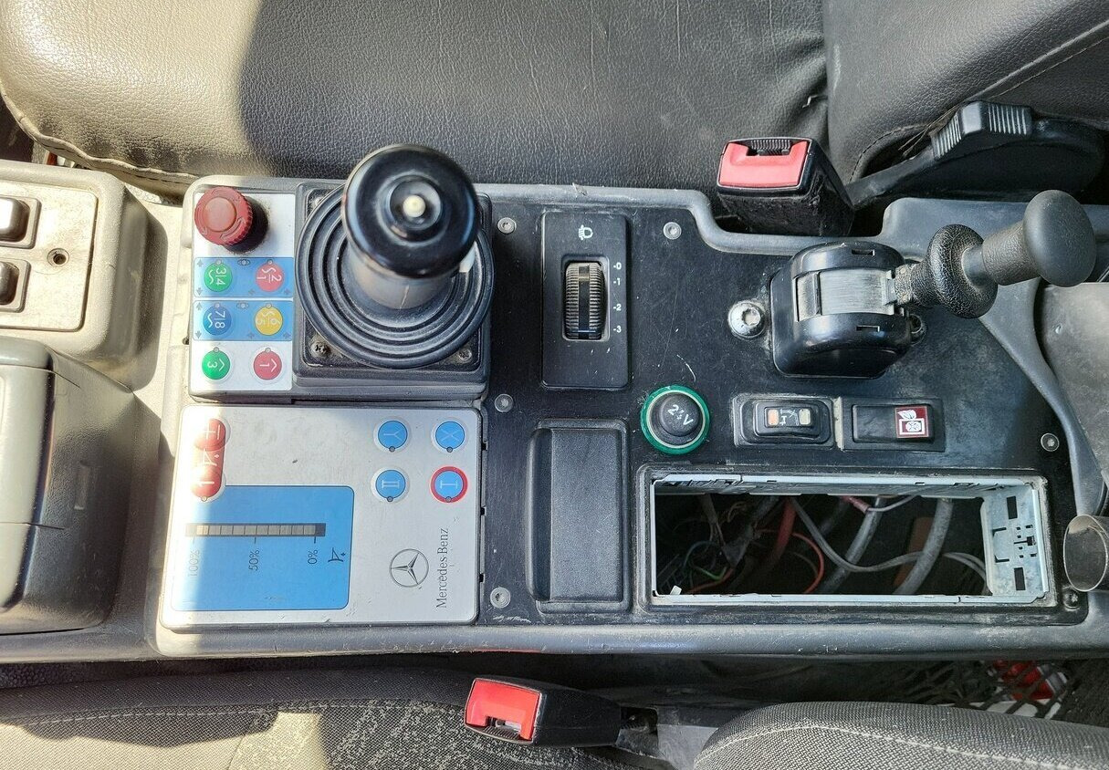 Unimog U 20 4x4 U 20 4x4, Zapfwelle, Kran Hiab 022D-3 HiDuo, Funk - Furgoneta: foto 4 Unimog U 20 4x4 U 20 4x4, Zapfwelle, Kran Hiab 022D-3 HiDuo, Funk - Furgoneta: foto 4