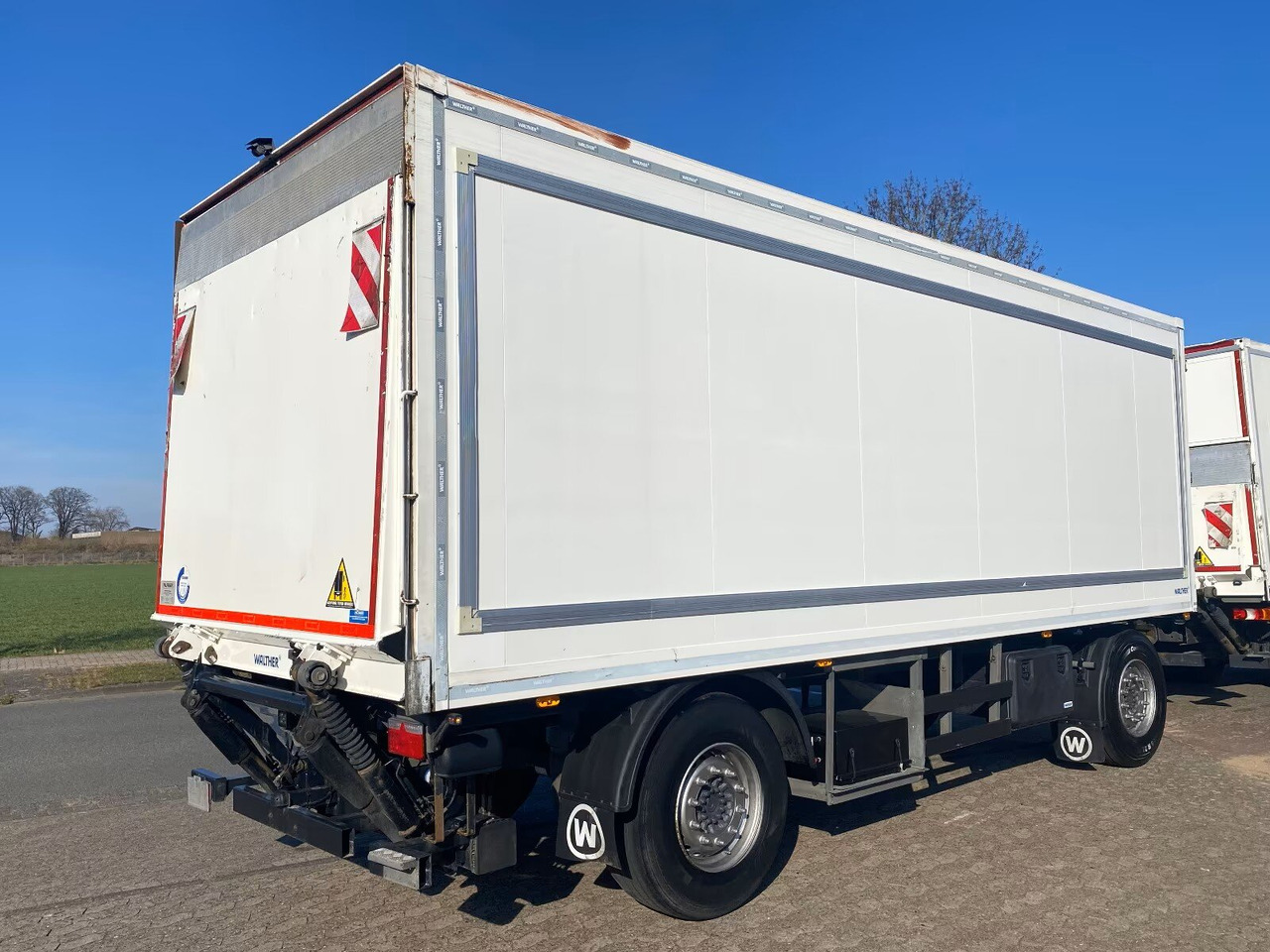 Kofferanhänger mit LBW Kofferanhänger mit LBW, Durchladesystem - Remolque caja cerrada: foto 2 Kofferanhänger mit LBW Kofferanhänger mit LBW, Durchladesystem - Remolque caja cerrada: foto 2