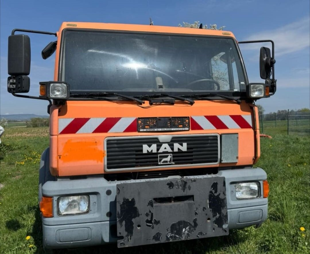 MAN LE 18.280 4x2 LL LE 18.280 4x2 LL, 6-Zylinder, Winterdienstausstattung - Camión multibasculante: foto 2 MAN LE 18.280 4x2 LL LE 18.280 4x2 LL, 6-Zylinder, Winterdienstausstattung - Camión multibasculante: foto 2