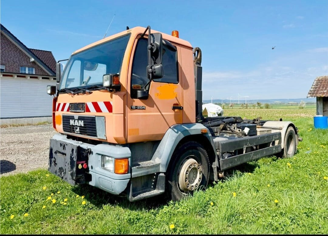 MAN LE 18.280 4x2 LL LE 18.280 4x2 LL, 6-Zylinder, Winterdienstausstattung - Camión multibasculante: foto 1 MAN LE 18.280 4x2 LL LE 18.280 4x2 LL, 6-Zylinder, Winterdienstausstattung - Camión multibasculante: foto 1