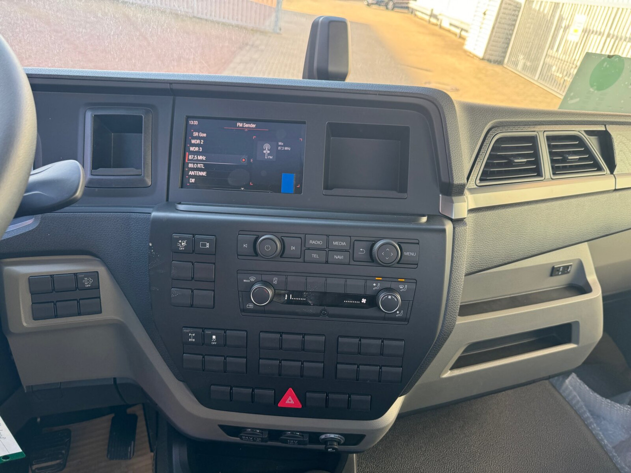 MAN TGL 8.190 4x2 BB CH TGL 8.190 4x2 BB CH, Nebenantrieb, 2x VORHANDEN - Camión chasis: foto 4 MAN TGL 8.190 4x2 BB CH TGL 8.190 4x2 BB CH, Nebenantrieb, 2x VORHANDEN - Camión chasis: foto 4