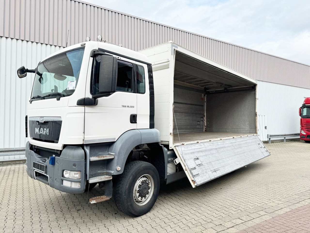 MAN TGS 18.320 4X4 BL TGS 18.320 4X4 BL, Getränkekoffer, LBW MBB, 2x AHK - Camión caja abierta: foto 1 MAN TGS 18.320 4X4 BL TGS 18.320 4X4 BL, Getränkekoffer, LBW MBB, 2x AHK - Camión caja abierta: foto 1