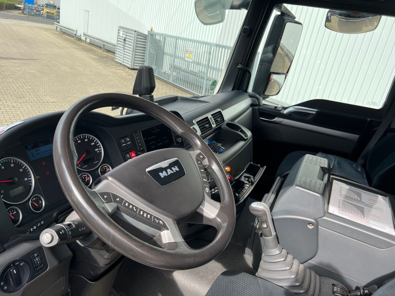 MAN TGS 26.360/400 6x2-4 BL TGS 26.360/400 6x2-4 BL, Lenk-/Lift, Kran Atlas AK 206.3E A5, Funk - Camión grúa, Camión caja abierta: foto 3 MAN TGS 26.360/400 6x2-4 BL TGS 26.360/400 6x2-4 BL, Lenk-/Lift, Kran Atlas AK 206.3E A5, Funk - Camión grúa, Camión caja abierta: foto 3