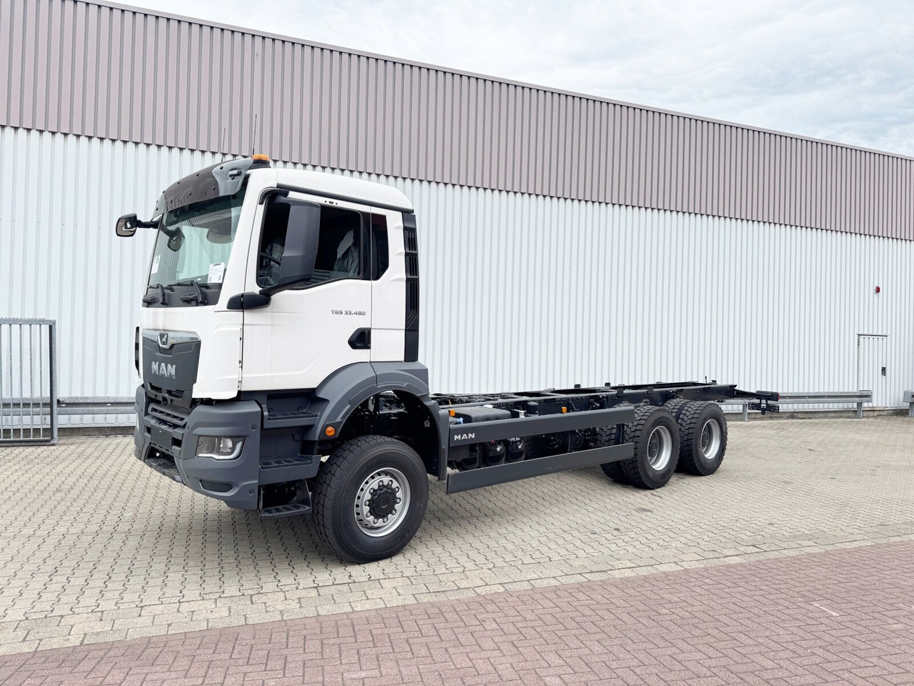 MAN TGS 33.480 6x6 BB CH TGS 33.480 6x6 BB CH, Hohe Bauart, Nebenantrieb - Camión chasis: foto 1 MAN TGS 33.480 6x6 BB CH TGS 33.480 6x6 BB CH, Hohe Bauart, Nebenantrieb - Camión chasis: foto 1