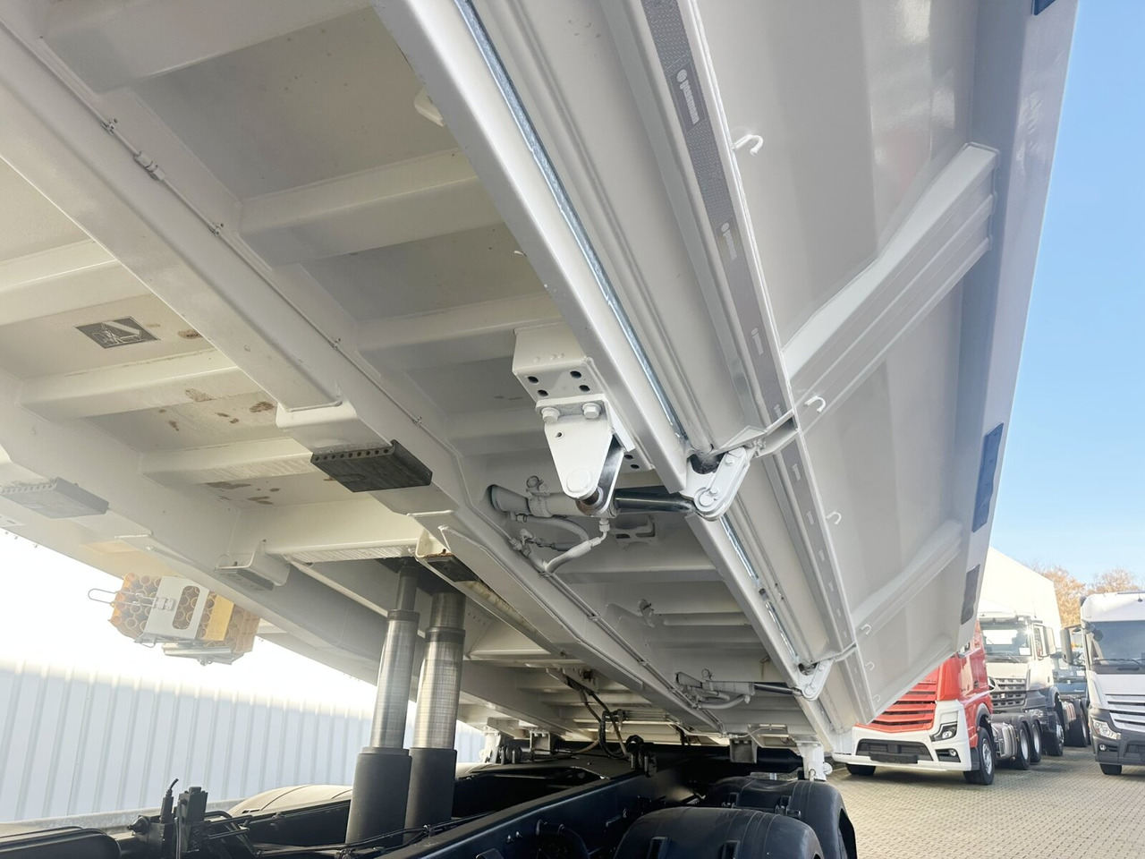 MAN TGS 35.460 8X4 BB TGS 35.460 8X4 BB, Meiller Bordmatik 13m³ - Camión volquete: foto 2 MAN TGS 35.460 8X4 BB TGS 35.460 8X4 BB, Meiller Bordmatik 13m³ - Camión volquete: foto 2