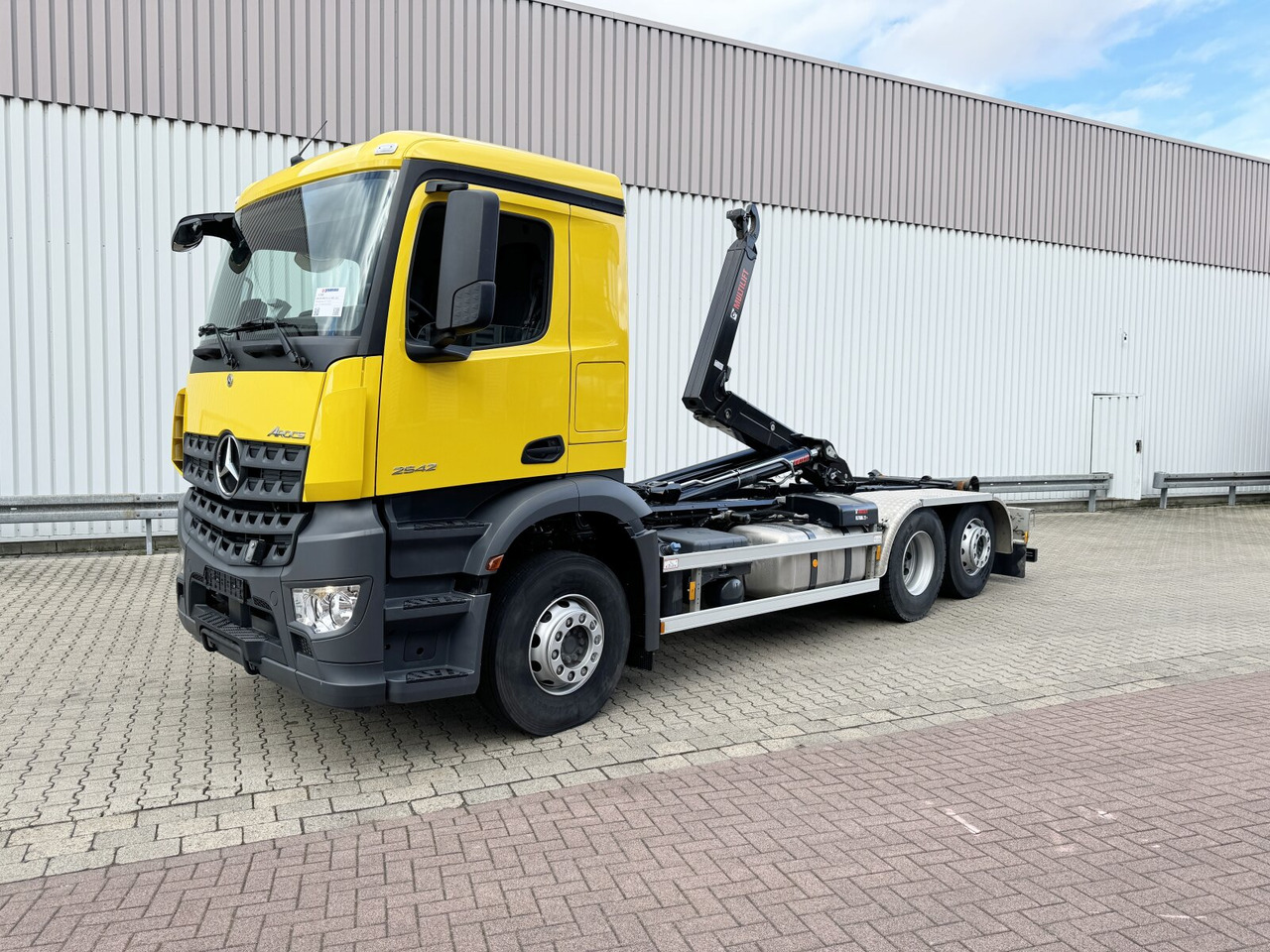 Mercedes-Benz Arocs 2642 L 6x2 Arocs 2642 L 6x2/42, Liftachse, Hiab 21S56 bis 6.5m Container - Camión multibasculante: foto 1 Mercedes-Benz Arocs 2642 L 6x2 Arocs 2642 L 6x2/42, Liftachse, Hiab 21S56 bis 6.5m Container - Camión multibasculante: foto 1