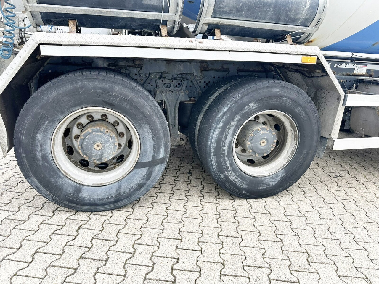 Mercedes-Benz Arocs 3251 8x4/4 Arocs 3251 8x4/4, Betonmischer Liebherr ca. 9m³ - Camión hormigonera: foto 3 Mercedes-Benz Arocs 3251 8x4/4 Arocs 3251 8x4/4, Betonmischer Liebherr ca. 9m³ - Camión hormigonera: foto 3