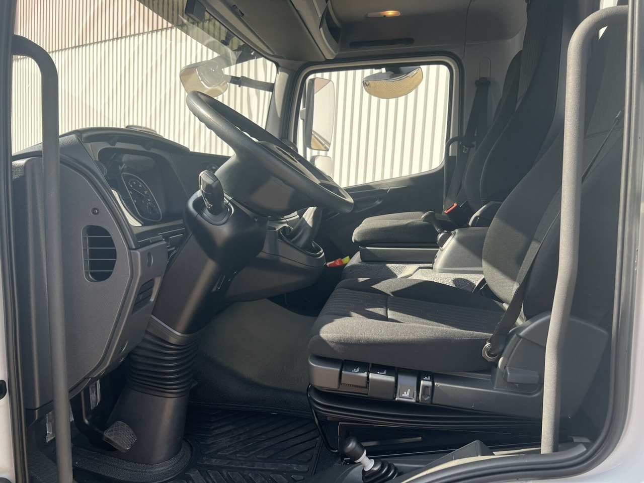 Mercedes-Benz Atego 818/23 K 4x2 Atego 818/23 K 4x2, 2x AHK, Meiller-Kipper, mehrfach Vorhanden! - Camión volquete: foto 4 Mercedes-Benz Atego 818/23 K 4x2 Atego 818/23 K 4x2, 2x AHK, Meiller-Kipper, mehrfach Vorhanden! - Camión volquete: foto 4