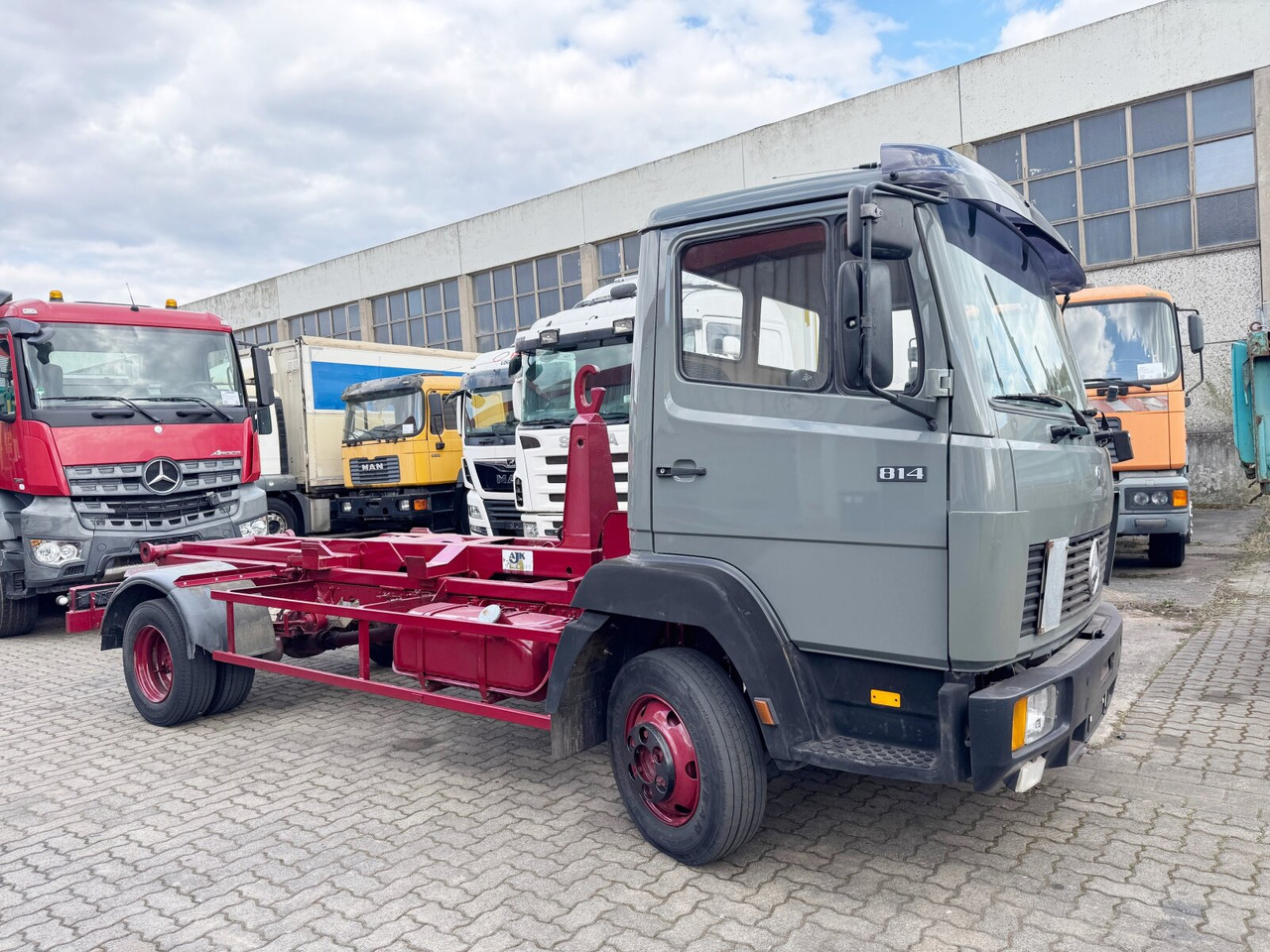 Mercedes-Benz LK 814 4x2 LK 814 4x2, 6-Zylinder, City-Abroller - Camión multibasculante: foto 1 Mercedes-Benz LK 814 4x2 LK 814 4x2, 6-Zylinder, City-Abroller - Camión multibasculante: foto 1
