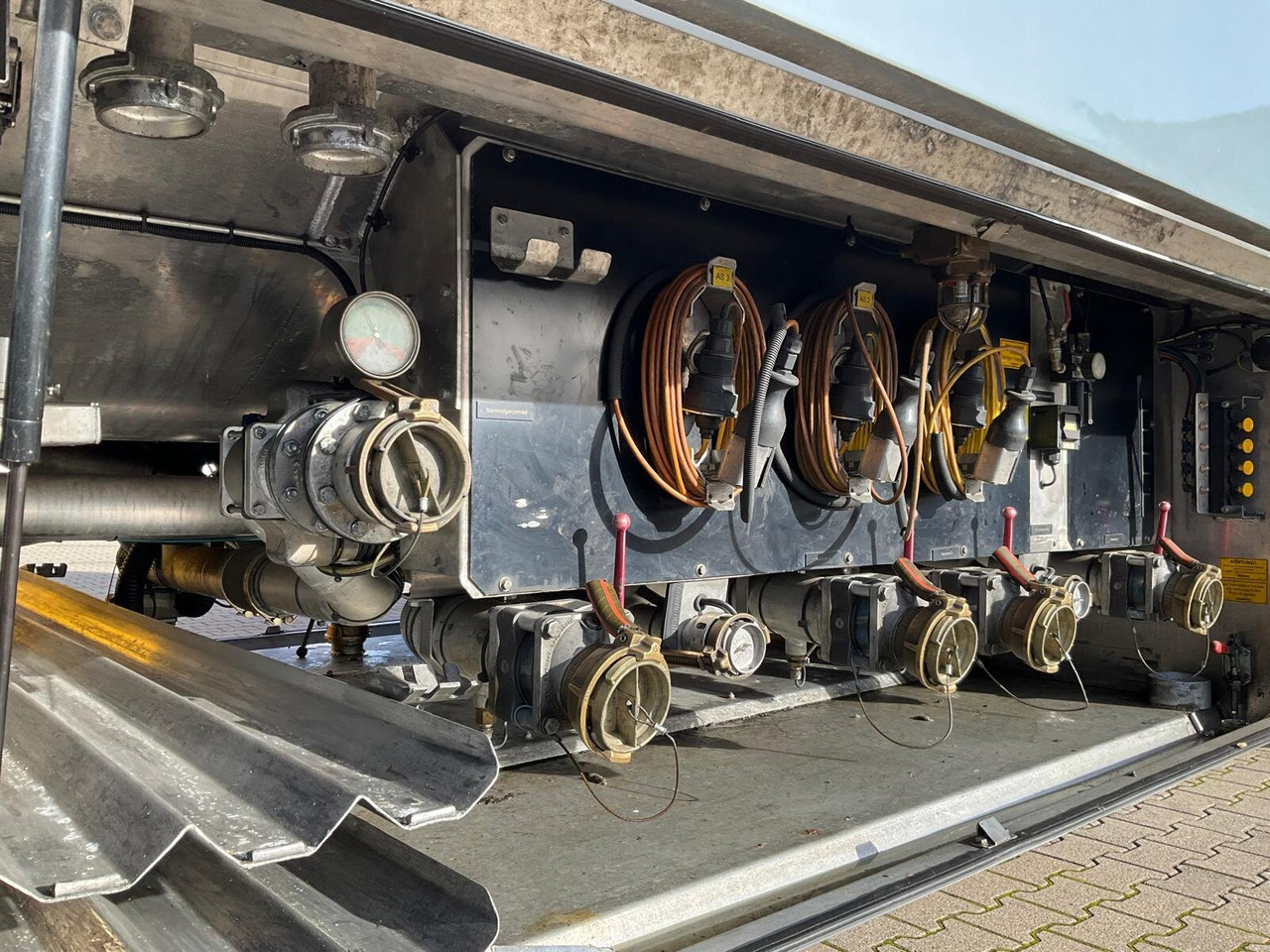 TAL 44.0/11-27 TAL 44.0/11-27, 43.950l, 4 Kammern, Untenbefüllung, Pumpe - Semirremolque cisterna: foto 2 TAL 44.0/11-27 TAL 44.0/11-27, 43.950l, 4 Kammern, Untenbefüllung, Pumpe - Semirremolque cisterna: foto 2