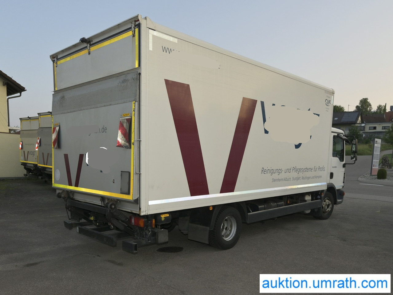MAN (V182) TGL 12.250 4x2 L/BL Koffer Ladebordwand Klimaautomatik NAVI Luftfederung Automatikgetriebe EURO 6 - Camión caja cerrada: foto 5 MAN (V182) TGL 12.250 4x2 L/BL Koffer Ladebordwand Klimaautomatik NAVI Luftfederung Automatikgetriebe EURO 6 - Camión caja cerrada: foto 5