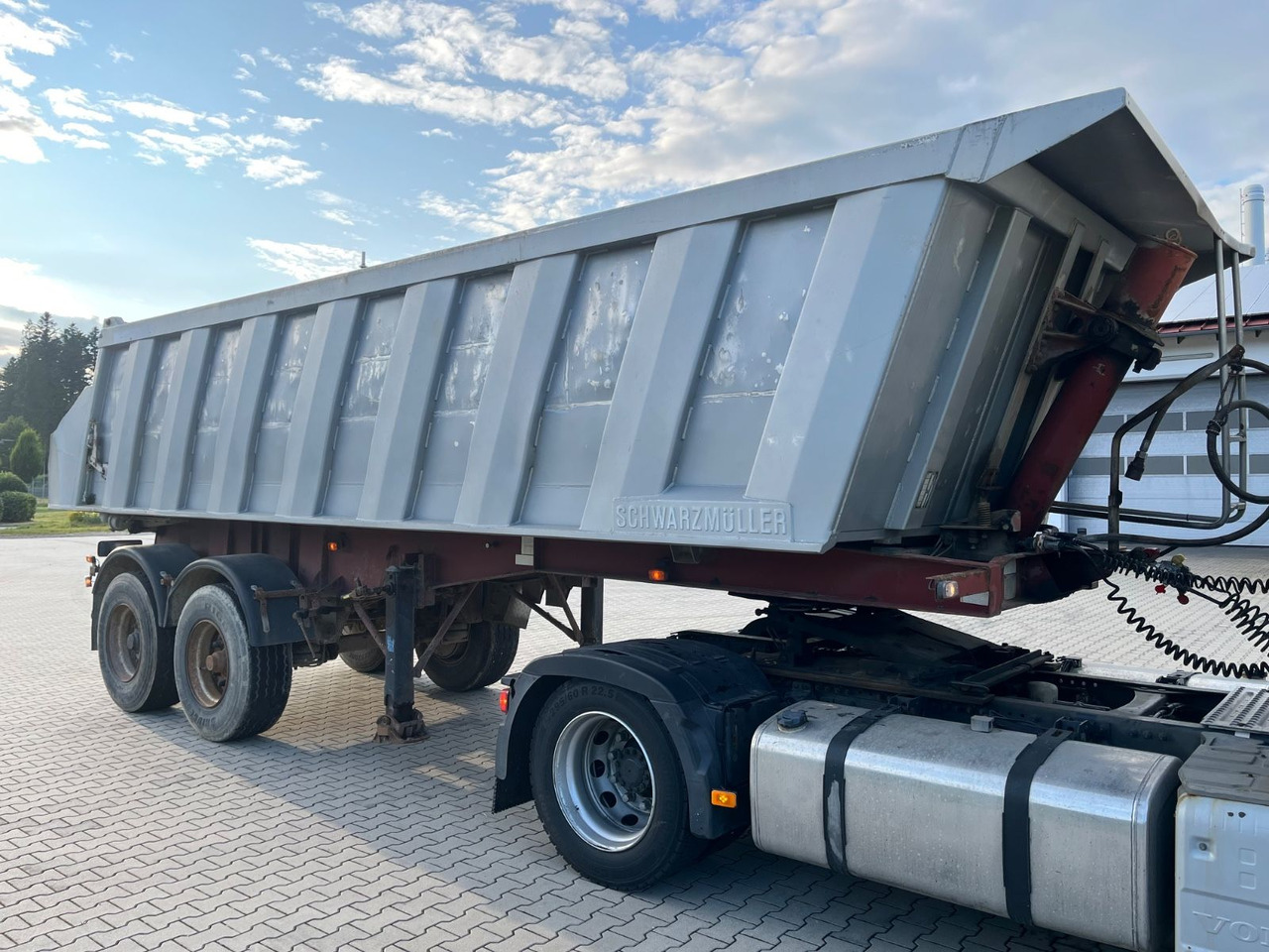 Schwarzmüller 2 Achs Alu Kippmulde Trommelbremse - Semirremolque volquete: foto 1 Schwarzmüller 2 Achs Alu Kippmulde Trommelbremse - Semirremolque volquete: foto 1