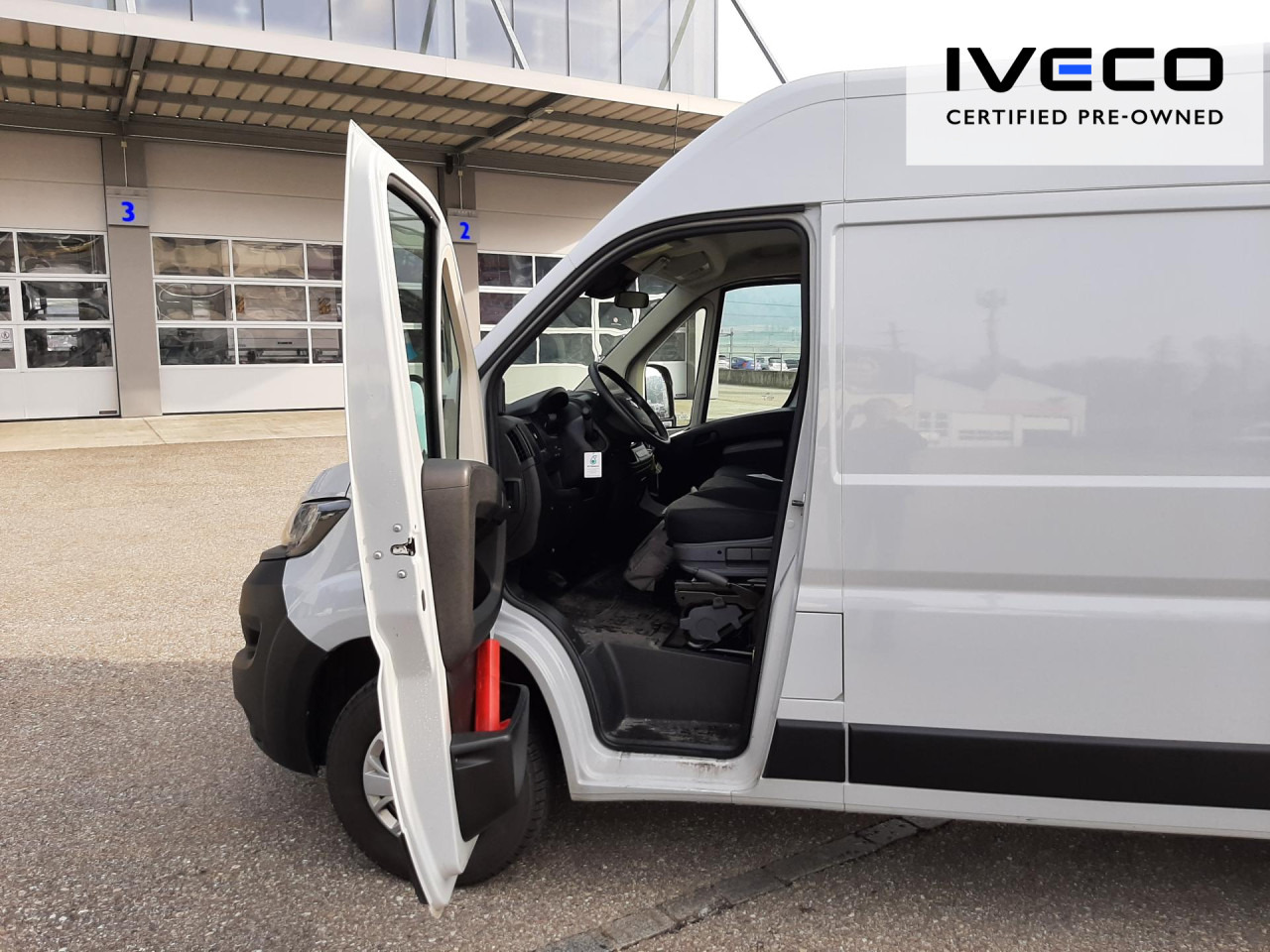 FIAT e-Ducato L2H2 teilverglast (47-kWh) - Furgón, Furgoneta eléctrica: foto 2 FIAT e-Ducato L2H2 teilverglast (47-kWh) - Furgón, Furgoneta eléctrica: foto 2
