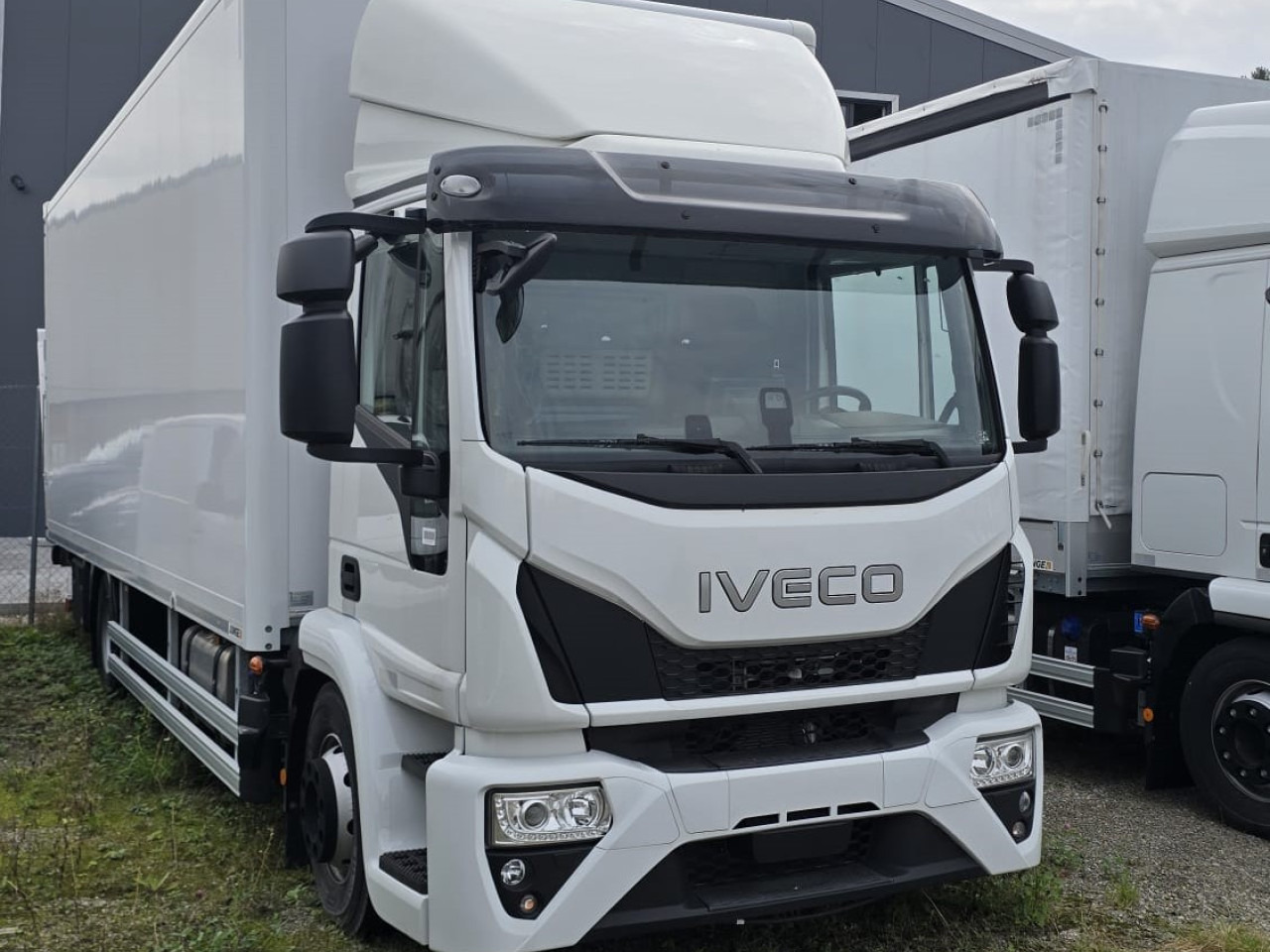 IVECO ML140E28/FP EuroCargo mit Junge Koffer und - Camión caja cerrada: foto 1 IVECO ML140E28/FP EuroCargo mit Junge Koffer und - Camión caja cerrada: foto 1
