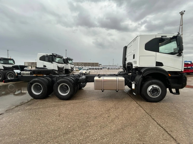 Iveco T-WAY AT380T43H 6x4 R20 Tyres Chassis - Barcelona Stock - Camión chasis: foto 2 Iveco T-WAY AT380T43H 6x4 R20 Tyres Chassis - Barcelona Stock - Camión chasis: foto 2