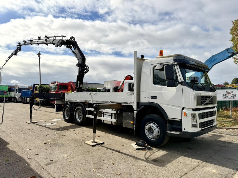 Volvo FM 300 6x4 + (25.8m!) PRITSCHE + KRAN HIAB 245 E-5 + JIB 65 X-3 + 2 ME - *228.000km* - MANUAL - A/C - EURO 3 - BELGIAN TRUCK - Camión caja abierta, Camión grúa: foto 2 Volvo FM 300 6x4 + (25.8m!) PRITSCHE + KRAN HIAB 245 E-5 + JIB 65 X-3 + 2 ME - *228.000km* - MANUAL - A/C - EURO 3 - BELGIAN TRUCK - Camión caja abierta, Camión grúa: foto 2