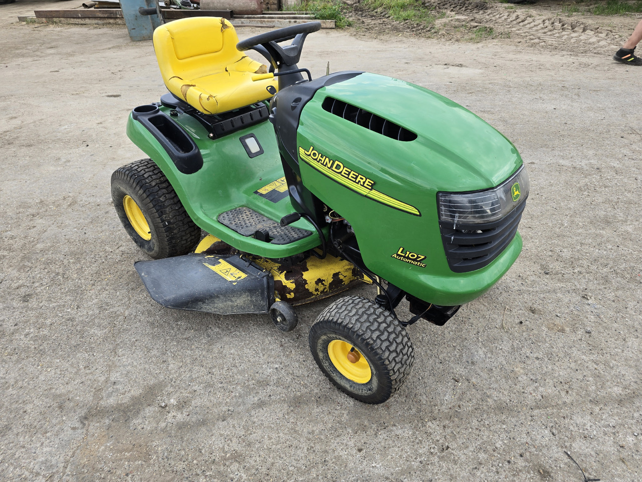 JOHN DEERE L107 Automatic - Cortacésped: foto 1 JOHN DEERE L107 Automatic - Cortacésped: foto 1