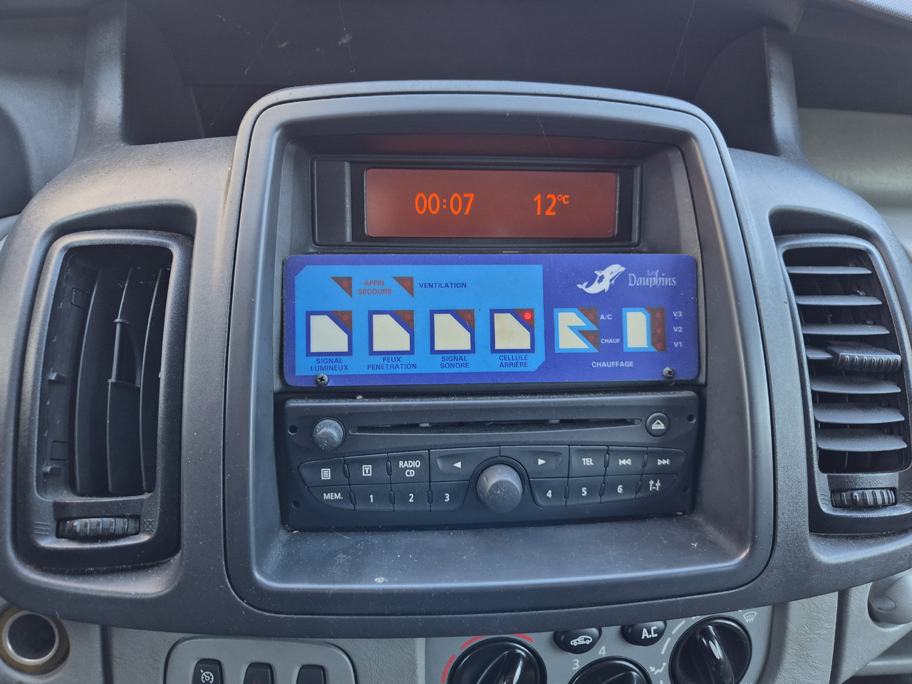 RENAULT Trafic 2.0 dCi 115 KM - Ambulancia: foto 3 RENAULT Trafic 2.0 dCi 115 KM - Ambulancia: foto 3