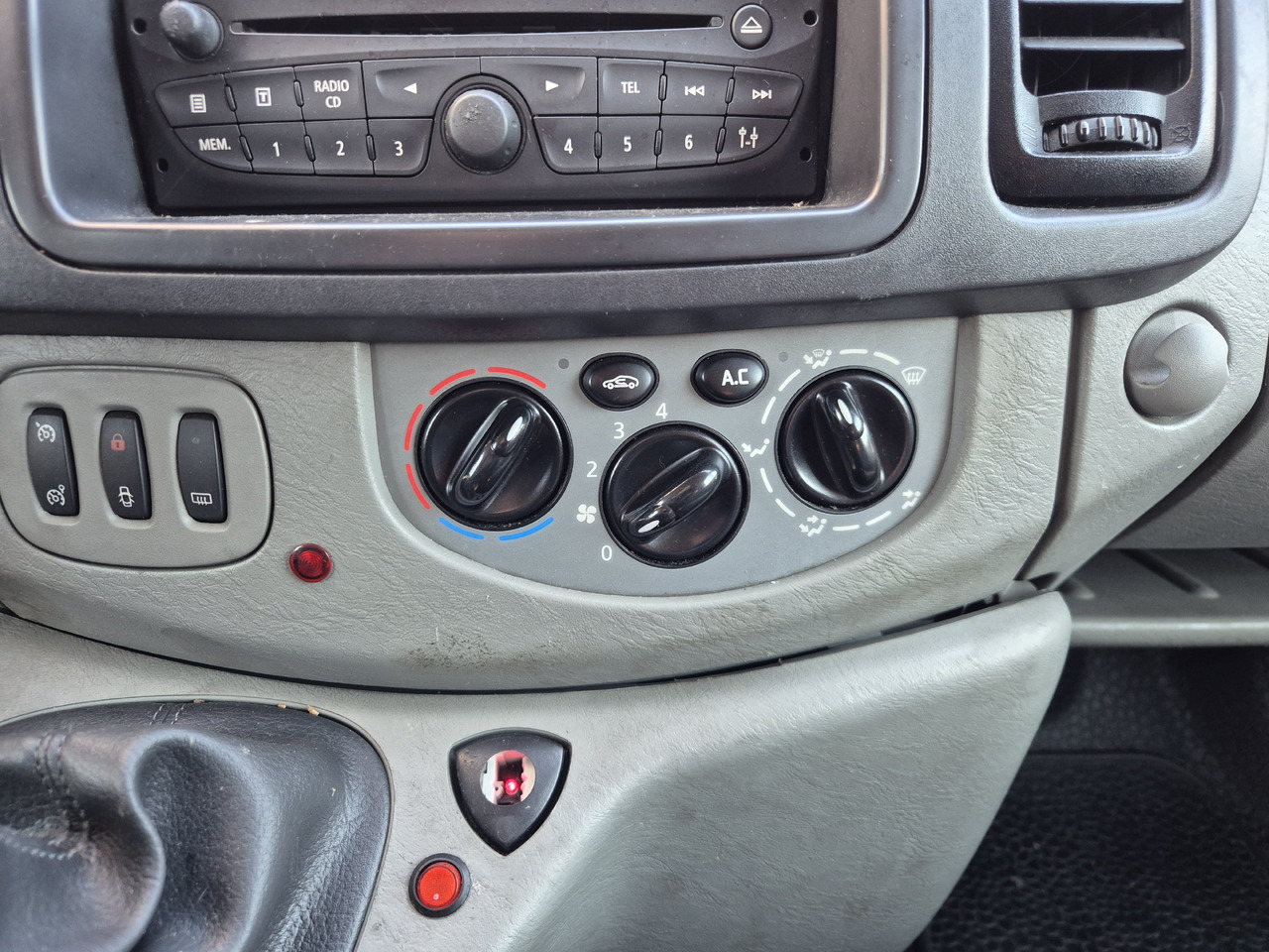 RENAULT Trafic 2.0 dCi 115 KM - Ambulancia: foto 5 RENAULT Trafic 2.0 dCi 115 KM - Ambulancia: foto 5