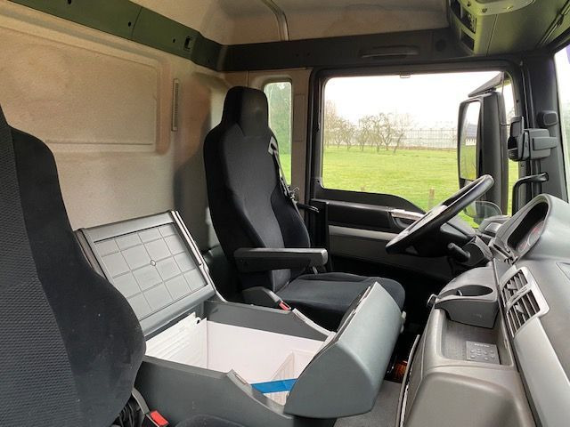 MAN TGS 18.320 TGS 18.320 BAKWAGEN MET LAADKLEP COMPLEET MET 2-ASSIGE AANHANGWAGEN - Camión caja cerrada: foto 5 MAN TGS 18.320 TGS 18.320 BAKWAGEN MET LAADKLEP COMPLEET MET 2-ASSIGE AANHANGWAGEN - Camión caja cerrada: foto 5