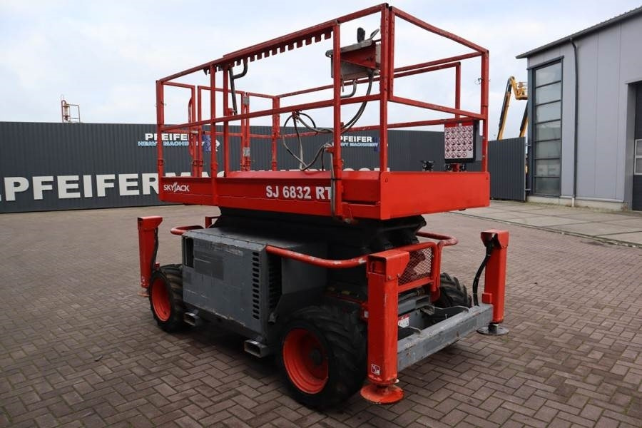 SkyJack SJ6832 Diesel, 4x4 Drive, 11.6m Working Height, 45 - Plataforma de tijeras: foto 2 SkyJack SJ6832 Diesel, 4x4 Drive, 11.6m Working Height, 45 - Plataforma de tijeras: foto 2