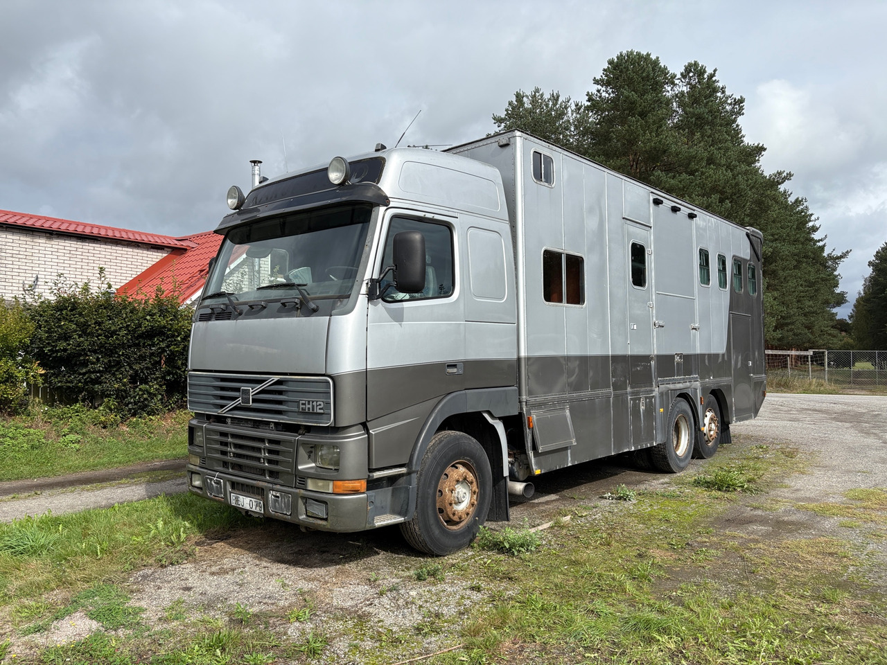 Volvo FH12 6X2 - Camión para caballos: foto 1 Volvo FH12 6X2 - Camión para caballos: foto 1