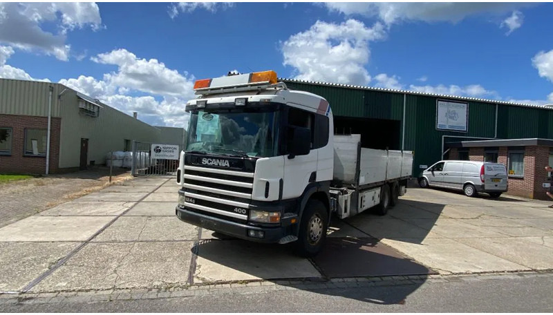 Scania P124-400 Scania met plateau en mogelijkheid voor kraan achter cabine - Camión caja cerrada: foto 1 Scania P124-400 Scania met plateau en mogelijkheid voor kraan achter cabine - Camión caja cerrada: foto 1
