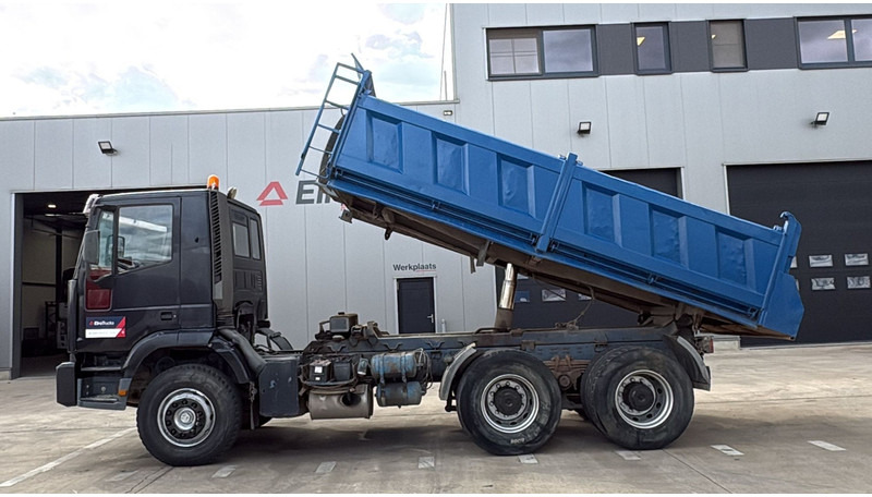 Camión volquete Iveco Eurotrakker 260 E 34 (POMPE MANUELLE / MANUAL PUMP / MANUAL GEARBOX / BOITE MANUELLE / LAMES): foto 7