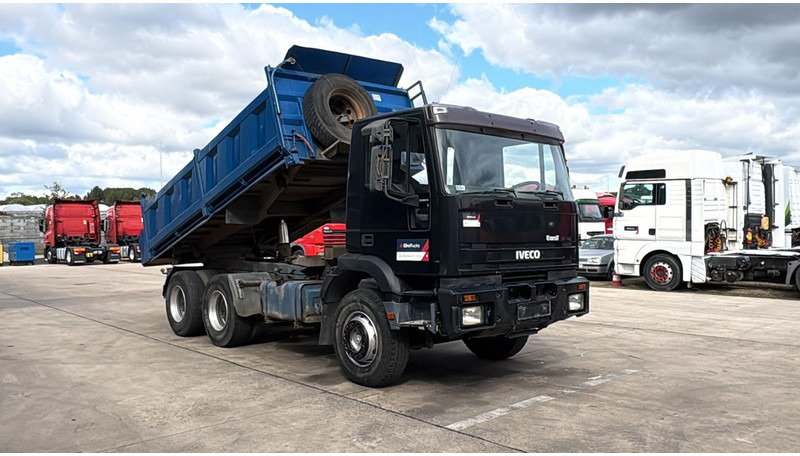Iveco Eurotrakker 260 E 34 (POMPE MANUELLE / MANUAL PUMP / MANUAL GEARBOX / BOITE MANUELLE / LAMES) - Camión volquete: foto 5 Iveco Eurotrakker 260 E 34 (POMPE MANUELLE / MANUAL PUMP / MANUAL GEARBOX / BOITE MANUELLE / LAMES) - Camión volquete: foto 5
