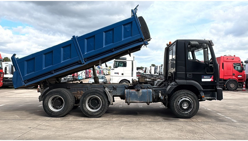 Iveco Eurotrakker 260 E 34 (POMPE MANUELLE / MANUAL PUMP / MANUAL GEARBOX / BOITE MANUELLE / LAMES) - Camión volquete: foto 3 Iveco Eurotrakker 260 E 34 (POMPE MANUELLE / MANUAL PUMP / MANUAL GEARBOX / BOITE MANUELLE / LAMES) - Camión volquete: foto 3