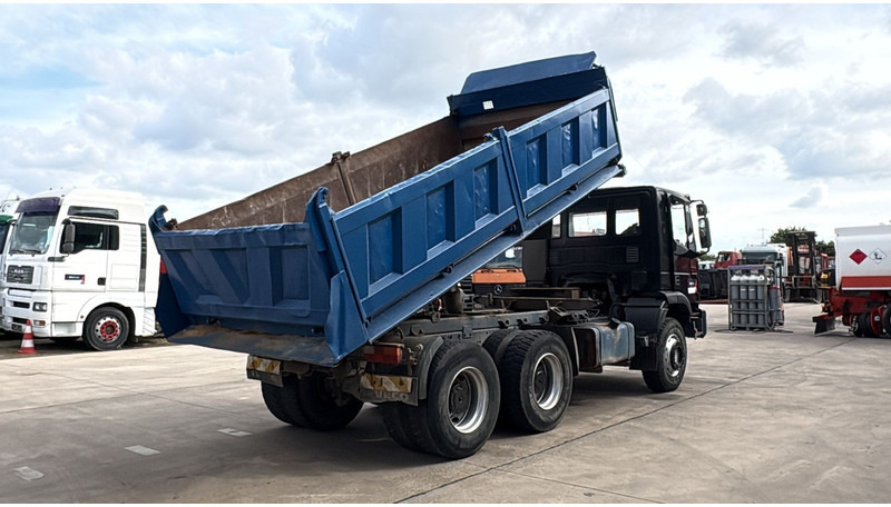 Iveco Eurotrakker 260 E 34 (POMPE MANUELLE / MANUAL PUMP / MANUAL GEARBOX / BOITE MANUELLE / LAMES) - Camión volquete: foto 4 Iveco Eurotrakker 260 E 34 (POMPE MANUELLE / MANUAL PUMP / MANUAL GEARBOX / BOITE MANUELLE / LAMES) - Camión volquete: foto 4