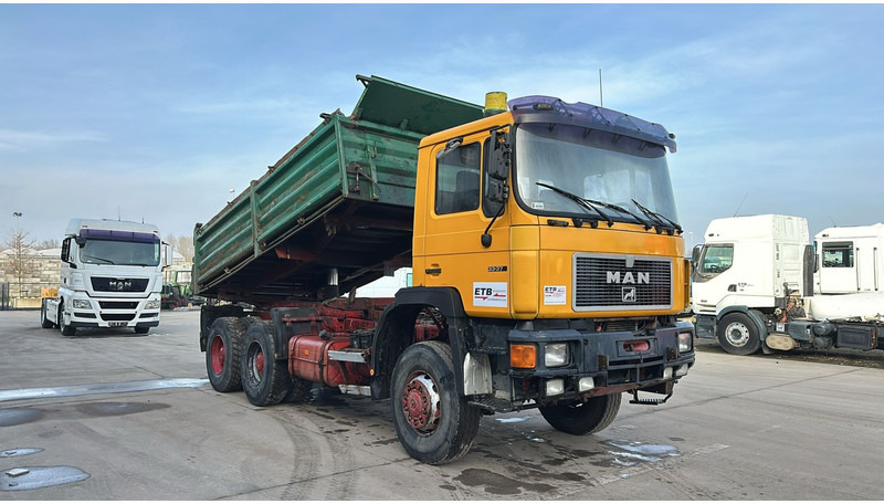 MAN 33.372 (6X6 / MANUAL PUMP / 6 CYLINDER / STEEL SUSP. / BIG AXLE / TOP CONDITION) - Camión volquete: foto 3 MAN 33.372 (6X6 / MANUAL PUMP / 6 CYLINDER / STEEL SUSP. / BIG AXLE / TOP CONDITION) - Camión volquete: foto 3