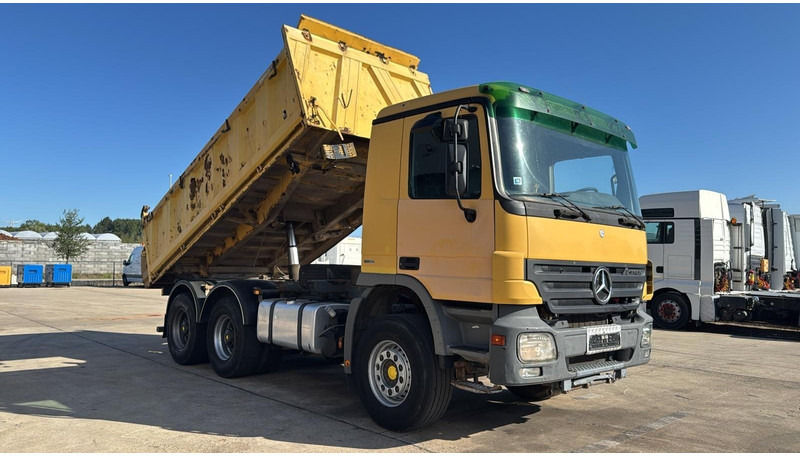 Mercedes-Benz Actros 2641 (EPS / PARFAIT ETAT / LAMES / GRAND PONT / 6X4 / MP2) - Camión volquete: foto 2 Mercedes-Benz Actros 2641 (EPS / PARFAIT ETAT / LAMES / GRAND PONT / 6X4 / MP2) - Camión volquete: foto 2