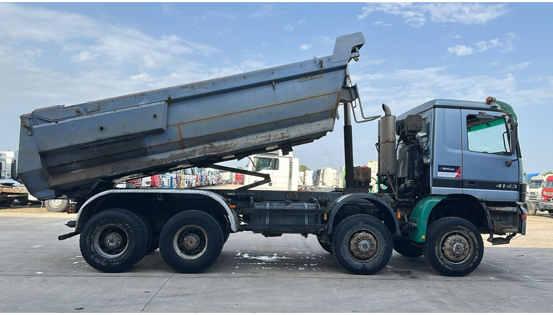 Mercedes-Benz Actros 4143 (8X8 / BOITE MANUELLE / LAMES / GRAND PONT / STEEL SUSP. / BIG AXLE) - Camión volquete: foto 3 Mercedes-Benz Actros 4143 (8X8 / BOITE MANUELLE / LAMES / GRAND PONT / STEEL SUSP. / BIG AXLE) - Camión volquete: foto 3