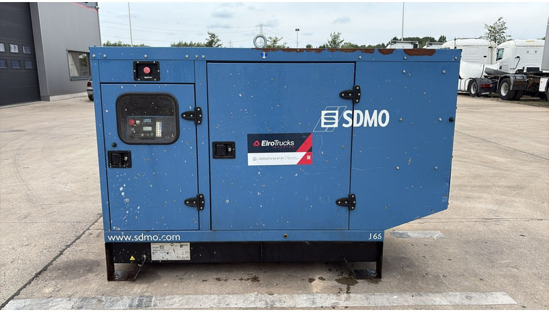 SDMO J66K (JOHN DEERE ENGINE / 3 PHASES / 66 KVA / BE MACHINE) - Generador industriale: foto 2 SDMO J66K (JOHN DEERE ENGINE / 3 PHASES / 66 KVA / BE MACHINE) - Generador industriale: foto 2