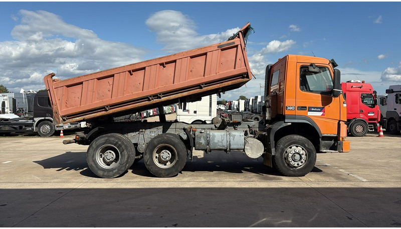 Volvo FM 12 - 380 (DIST. EJE 3.20M / BIG AXLE / GRAND PONT / LAMES / EURO 2 / PARFAIT ETAT) - Camión volquete: foto 4 Volvo FM 12 - 380 (DIST. EJE 3.20M / BIG AXLE / GRAND PONT / LAMES / EURO 2 / PARFAIT ETAT) - Camión volquete: foto 4