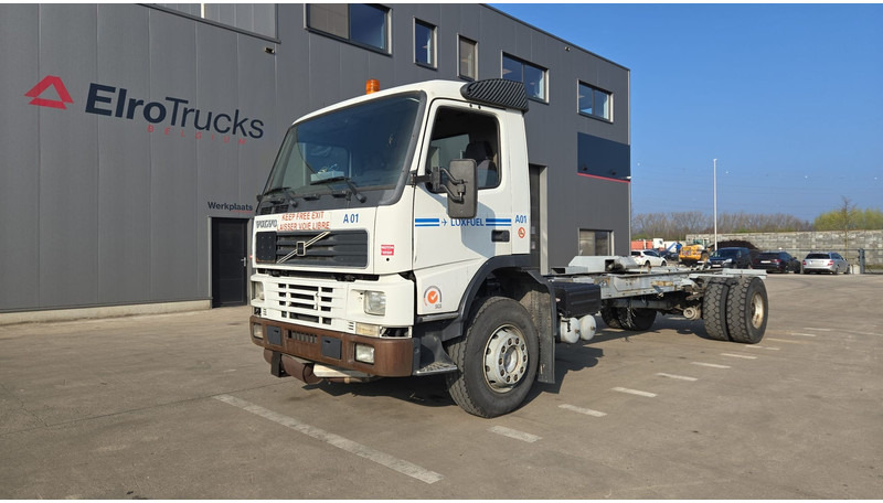 Volvo FM 7 - 290 (60.000 KM ORIGINAL !!! / POMPE MANUELLE / LAMES / GRAND PONT / EX AEROPORT) - Camión chasis: foto 1 Volvo FM 7 - 290 (60.000 KM ORIGINAL !!! / POMPE MANUELLE / LAMES / GRAND PONT / EX AEROPORT) - Camión chasis: foto 1